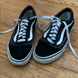 Black/white Vans low top sneakers.